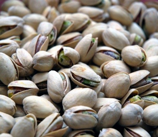 Орехи фисташек в раскрывшейся скорлупе