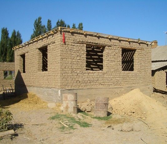 Строящийся дом из самана