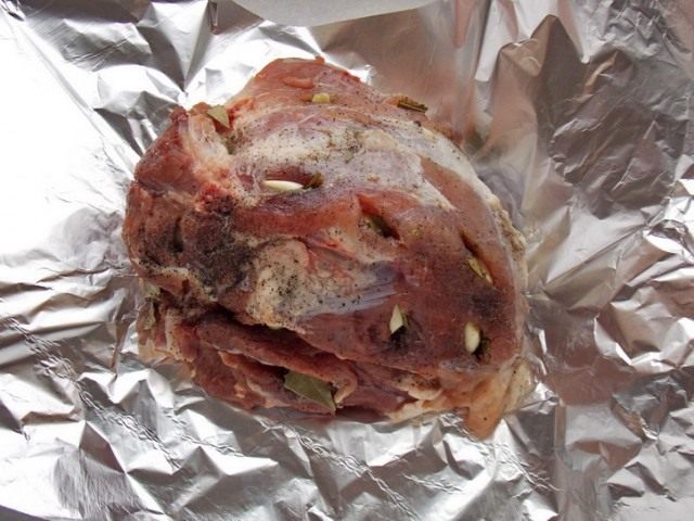 Заверните мясо в фольгу для запекания