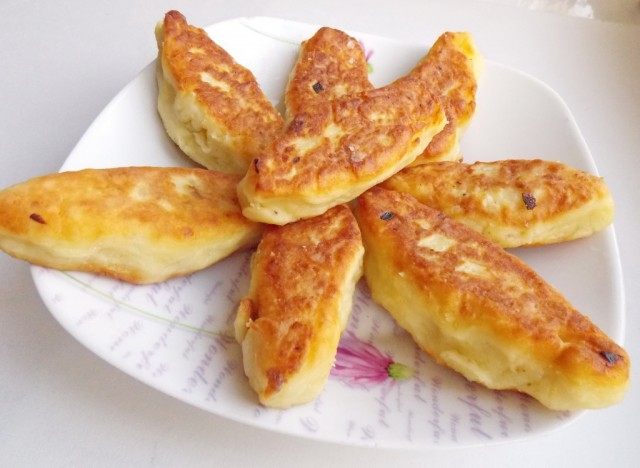 Выкладываем готовые картофельные зразы с грибами на блюдо