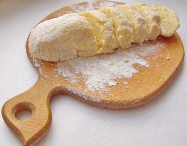 Скатаем картофельное тесто в колбаску и нарежем на равные кусочки
