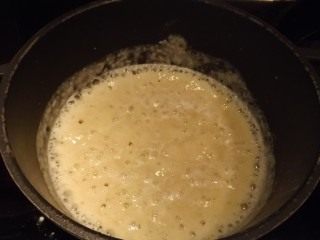 В растопленное масло добавьте муку