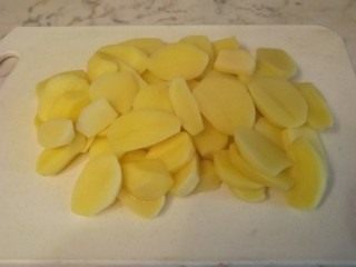 Нарежьте картофель