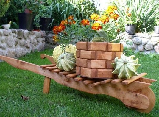 Скамейка стилизованная под тачку - красиво и практично