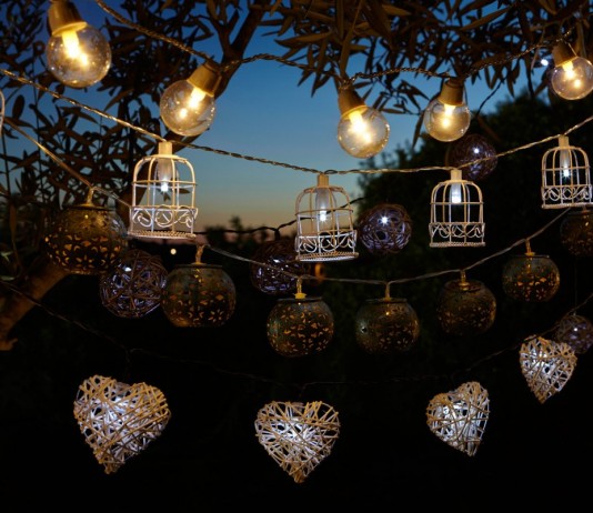 Ночной сад, украшенный солнечными светильниками - Своими руками Гирлянды в саду