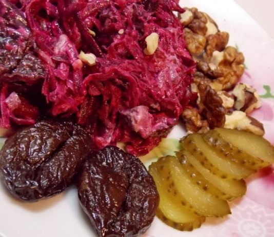 Салат из свеклы с чесноком и грецкими орехами «Бордо» - Рецепты Салат из свеклы с чесноком и грецкими орехами «Бордо»