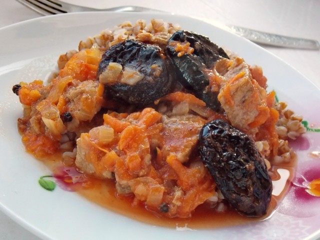 Тушёная говядина с черносливом