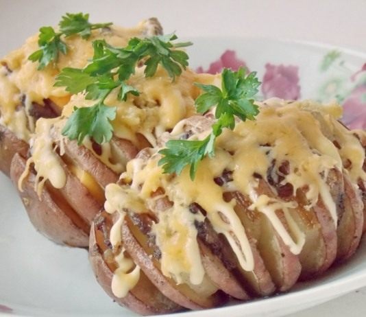 Картошка-гармошка. Печеный картофель с салом под сырной корочкой