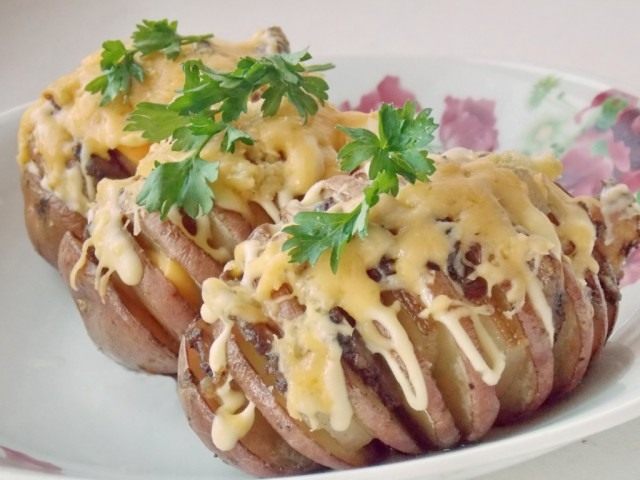 Картошка-гармошка. Печеный картофель с салом под сырной корочкой