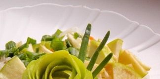 Салат из квашенной капусты с яблоком и зелёным луком