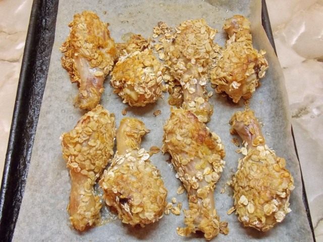 Запеките куриные ножки в панировке из хлопьев