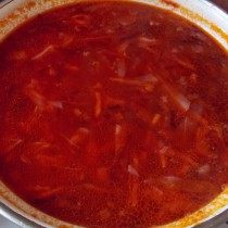 Оставляем вариться борщ еще несколько минут