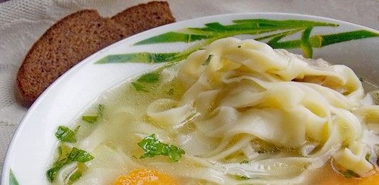 Куриный суп с домашней лапшой
