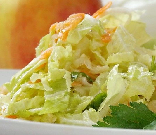 Лёгкий, вкусный, салат из пекинской капусты готов