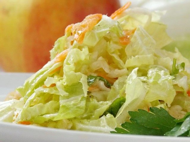 Лёгкий, вкусный, салат из пекинской капусты готов