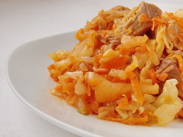 Тушёная капуста с мясом готова