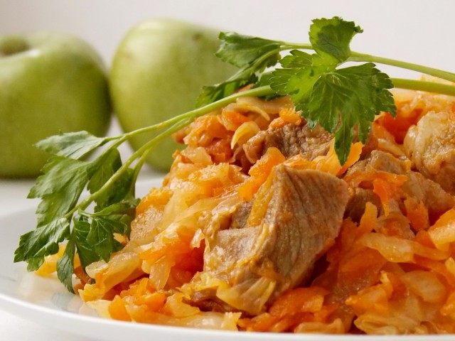 Тушёная капуста с мясом