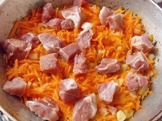 Добавляем мясо к зажарке
