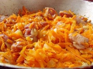 Мясо обжариваем несколько минут
