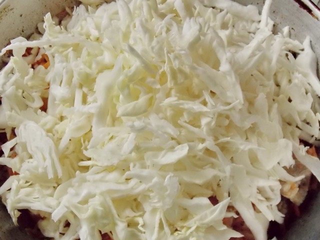 Выложим нашинкованную капусту
