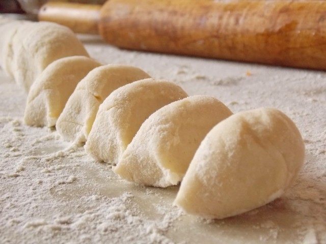 Скатайте тесто в колбаску и нарежьте