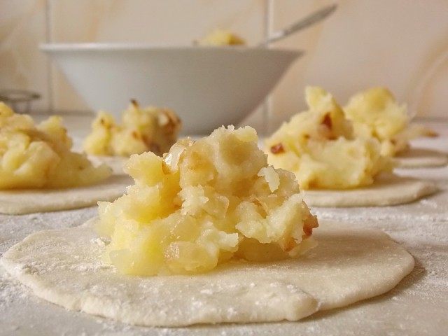 Раскатайте кружочки и выложите в них начинку