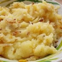 Перемешайте лук и картофель