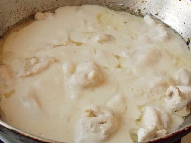 Заливаем курицу соусом и готовим ещё 5 минут