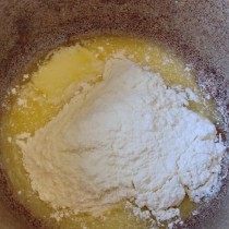 Добавьте в разогретое масло муку