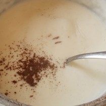 Добавляем в соус мускатный орех