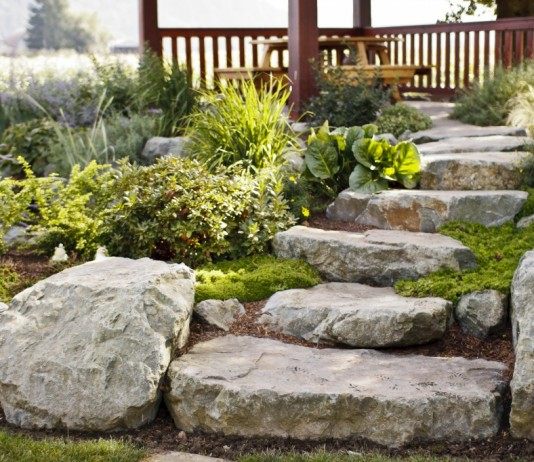 Оформление лестницы, ведущей к беседке