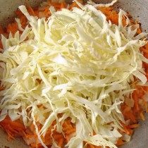 Обжариваем капусту с луком и морковью Обжариваем капусту с луком и морковью