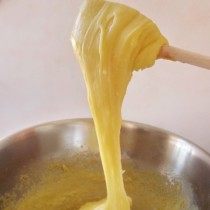 Постоянно мешаем массу, пока она не начнёт тянутся