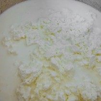 Выкладываем творог в кастрюлю и заливаем молоком