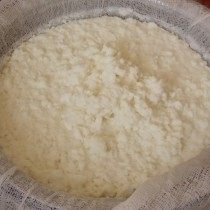 Сцеживаем из массы лишнюю жидкость