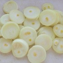 Нарежьте лук кольцами Нарежьте лук кольцами