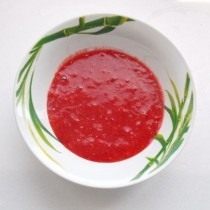 Перельём клубничное пюре в пиалу Перельём клубничное пюре в пиалу