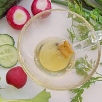 Смешиваем оливковое масло, горчицу и специи Смешиваем оливковое масло, горчицу и специи