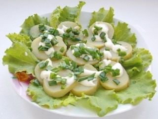 Смазываем заправкой и присыпаем зеленью Смазываем заправкой и присыпаем зеленью