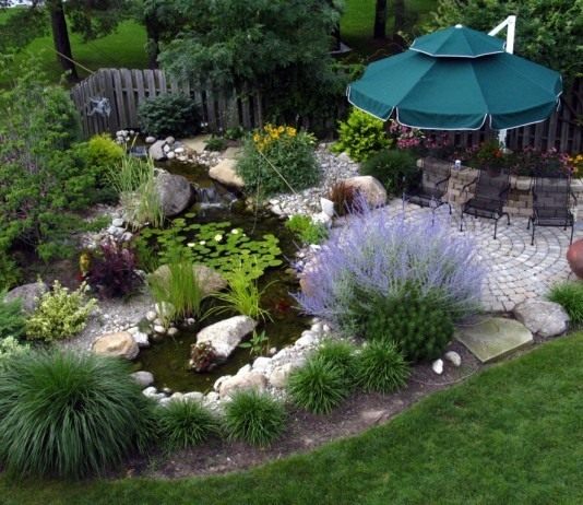 Водоём в саду с зоной отдыха