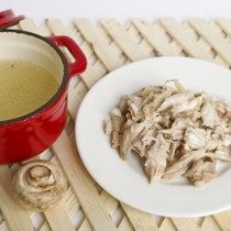 Отвариваем цыплёнка и измельчаем мясо