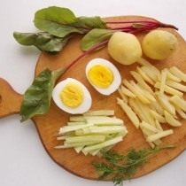 Нарезаем огурцы и картофель