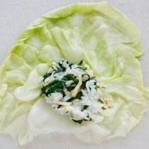 Выкладываем начинку на капустный лист Выкладываем начинку на капустный лист