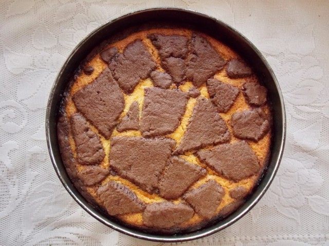 Ставим пирог на 1 час в разогретую до 160-170 °С духовку