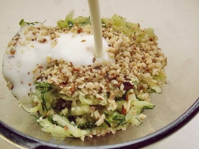 Смесь заправляем кислым молоком, добавляем оливковое масло