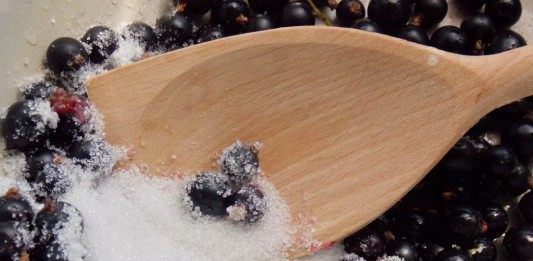 Чёрная смородина протёртая с сахаром