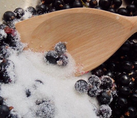 Чёрная смородина протёртая с сахаром