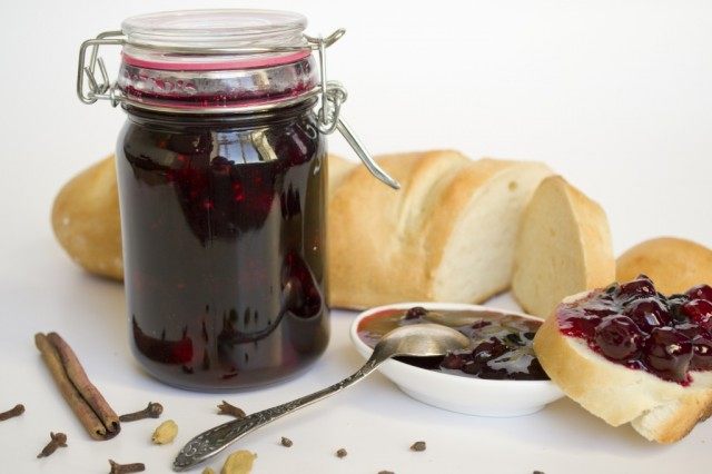Конфитюр из садовых ягод с корицей и кардамоном