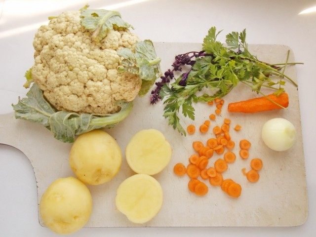 Подготовим картофель и морковь Подготовим картофель и морковь