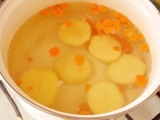 В кипящую воду выкладываем картофель и морковь В кипящую воду выкладываем картофель и морковь